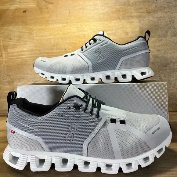 NEW On Cloud 5 WATERPROOF REFLECTIVE Womens Size 9 Running Shoes Sneakers Gray - Picture 1 of 14